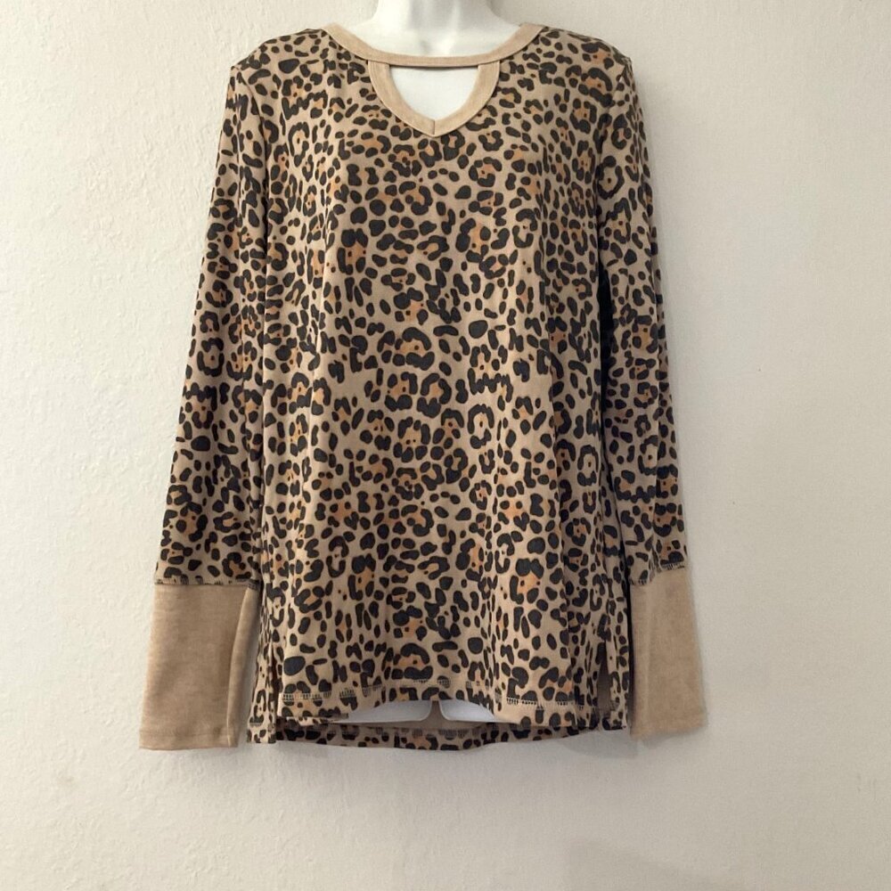 EASEL STEPHANIE KEYHOLE TOP LEOPARD LONG SLEEVE